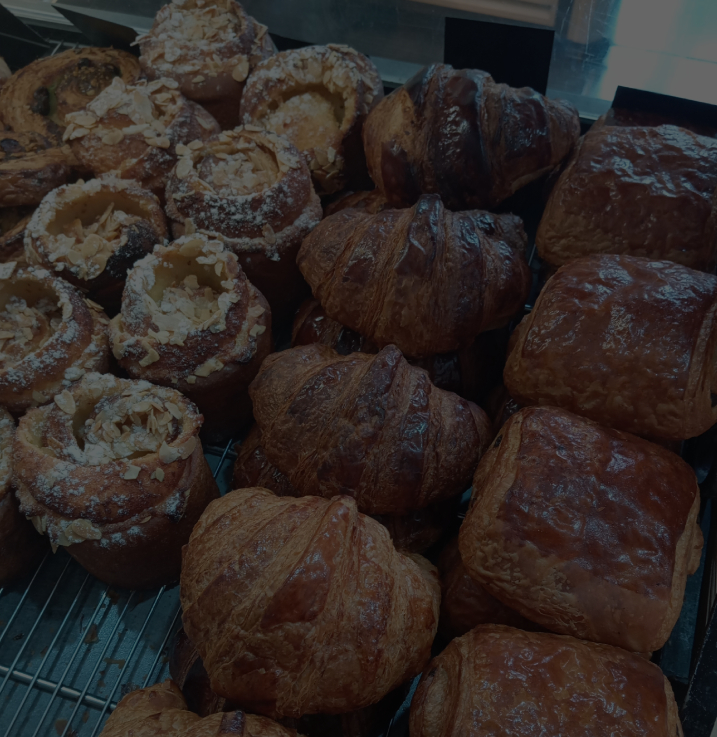 Petit déjeuner gourmand – Croissants, pain au chocolat et brioches faits maison