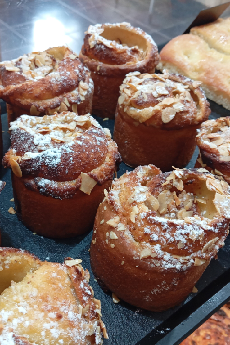 Chouquettes légères saupoudrées de sucre perlé